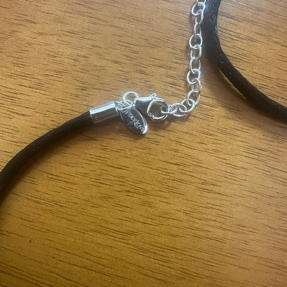 Disney x Rocklove Ursula’s Shell Locket - Picture 3 of 4